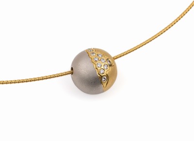 18 kt Gold und Platin Brillant-Anhänger, GG750/000 und Pt. 950, Kugel D. ca. 11.8 mm, 11 Brillanten zus. ca. 0.11 ct Weiß/si, an Halsreif, GG ...