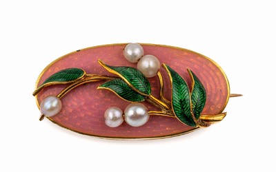 18 kt Gold Zuchtperl-Brosche mit Email, GG um 1910, 750/000 gepr., oval, Grund mit transluzidem rosaf. Email auf guillochiertem Grund, aufgelegte ...
