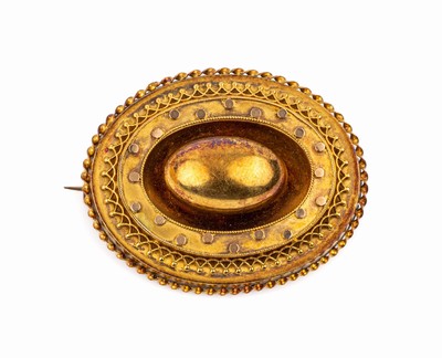 15 kt Gold Brosche, GG 625/000, wohl England, um 1890, Aufbau in mehreren Ebenen, Verzierungen aus gedrehten Golddrähten, ca. 4.5 x 3.5 cm, ...