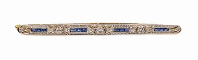 18 kt Gold Diamant-Saphir-Brosche, 1930er Jahre, GG/WG 750/000 gepr., länglich, durchbrochen gearbeitet, 3 Brillanten zus. ca.0.17 ct Weiß/si, 12 ...