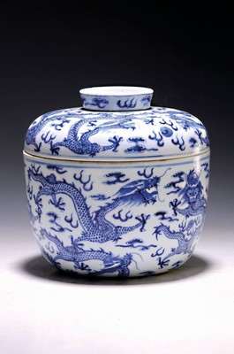 Deckelgefäß, China, um 1920, Porzellan, blauer Drachendekor, brandrissig, H.ca. 19 cm, D. ca. 19 cm