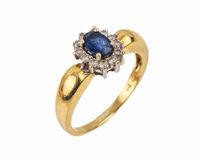 18 kt Gold Saphir-Brillant-Ring, GG/WG 750/000, Ringkopf in WG, mittig ovalfacett. Saphir ca. 0.65 ct, umgeben von 12 Brillanten zus. ca. 0.24 ct ...