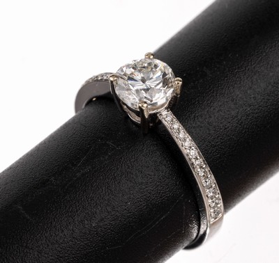 18 kt Gold Brillant-Ring, WG 750/000, mittig Brillant ca. 0.98 ct feines Weiß(G)/si1, Ringschultern mit 22 Brillanten zus. ca. 0.12 ct feines ...