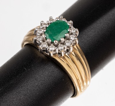 14 kt Gold Smaragd-Brillant-Ring, GG/WG 585/000, ovalfacett. Smaragd ca. 0.50 ct, umgeben von 12 Brillanten zus. ca. 0.25 ct Weiß/si, RW 60, ca. ...