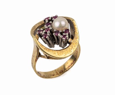 14 kt Gold Rubin-Perl-Ring, GG/WG 585/000, 1950er Jahre, 9 kl. rundfacett. Rubine, 1 Akoyazuchtperle, RW 52, ca. 7.5 g