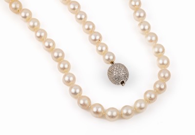 Akoja-Zuchtperlkette mit 18 kt Gold Brillant- Schließe, WG 750/000, Kugelform, 41 Zucht- perlen Durchm. ca. 8.5 mm, Kugelschließe rundum bes. mit ...