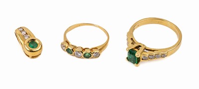 Konvolut 3 18 kt Gold Smaragd-Brillant- Schmuckstücke, GG 750/000, 2 Ringe und 1 Anhänger, 3 rundfacett. Smaragde und 1 Smaragdim Emerald Cut zus. ...
