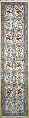 Nain fein(6 La), Persien, ca. 40 Jahre, Korkwolle mit Seide, ca. 385 x 93 cm, ca. 1,0 Mio. Kn/qm, gereinigt, EHZ: 2, ( kleine Mottenfraß Stellen).