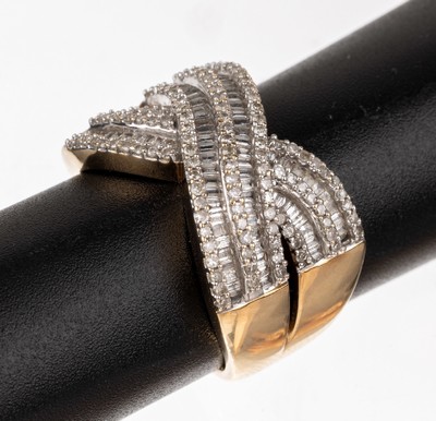 14 kt Gold Diamant-Ring, GG/WG 585/000, geschwungene Gestaltung, 113 8/8-Diamanten und88 Diamantbaguettes zus. ca. 2.0 ct l.get.Weiß/p, RW 57, ca. ...
