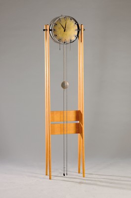 Standuhr, deutsch um 1955, Holzgestell, im Stil des Mid Century Design, Eiche hell, freier Schwungbereich des Pendels, oben runde Werktrommel mit ...
