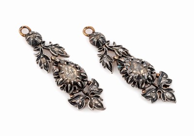 Paar 14 kt Gold Diamant-Ohrhänger, um 1880/90, RG 585/000 gepr., schauseitig Silber, Diamantrosen (rückseitig verbödet) zus. ca. 0.60 ct, bewegl. ...