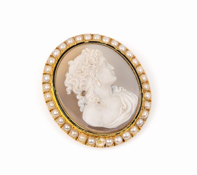 18 kt Gold Kamee-Perl-Brosche, GG 750/000 gepr., um 1900, Achatkamee mit Darstellung einer jungen Dame im Profil, schlichte Rahmungmit Halbperlen (1 ...