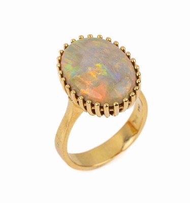 18 kt Gold Opal-Ring, GG 750/000, ovaler Opalcabochon ca. 6.00 ct, schönes Farbspiel ingrün, blau und rot, RW 56, ca. 9.6 g