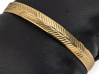 8 kt Gold Armreif, GG 333/000, Fischgrätmuster, D ca. 6.5 cm, ca. 14.4 g
