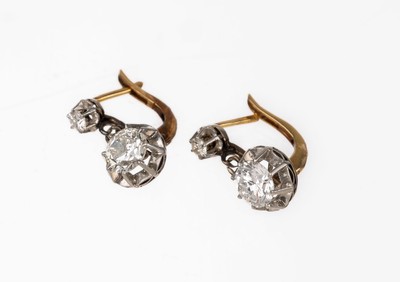 Paar 14 kt Gold Diamant-Ohrhänger, um 1920, GG 585/000, 2 bewegl. in Platin gefasste Altschliffdiamanten zus. ca. 1.70 ct Weiß/si, 2 weitere ...