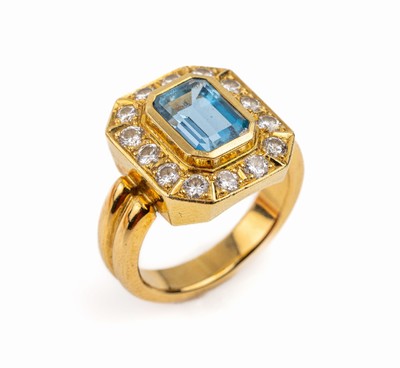 18 kt Gold Aquamarin-Brillant-Ring, GG 750/000, qualitätvolle Arbeit, mittig Aquamarin im Treppenschliff von sehr schöner und intensiver Farbe ca. ...