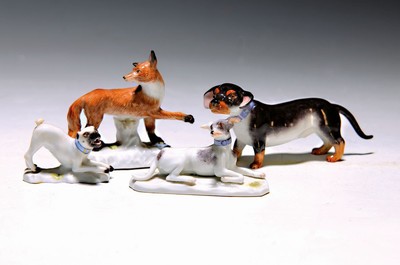 Vier Miniaturen/Porzellanfiguren, Meissen, 20. Jh., Tierdarstellungen, feine polychrome Bemalung, Fuchs L. 7 cm, Dackel L. 10 cm, liegender Jagdhund, ...