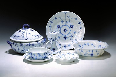 Umfangreiches Tafelservice, Bing & Gröndahl, für 12 Personen, 2. H. 20. Jh., Musselmalet, 12 Speiseteller, 12 Suppentassen mit Untertassen, zwei ...