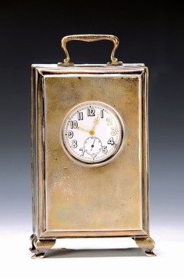 Silberne Tischuhr mit Taschenuhrwerk, England um 1920, Gehäuse Silber (seitl. und Bügel gepunzt) leicht verbeult, hinten Eiche mit Klapptür, ...