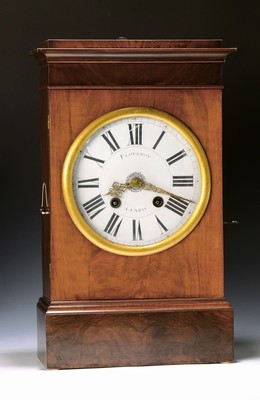 Tischuhr mit Barock-Uhrwerk, Frankreich, um 1760, in späteres Gehäuse eingebaut, Nußbaum furniert, profiliert, spannungsrissig, große verglaste ...