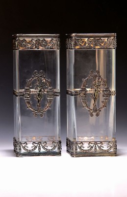 Paar Glasvasen mit Silbermontur, um 1900, farbloses Glas, Montur gemarkt 925er-Silber, Girlanden-Fries, schauseitig mit Kartusche aus Füllhörnern ...