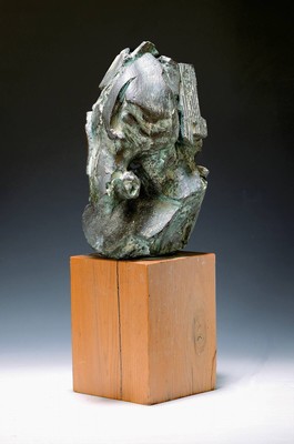 Nag Arnoldi, Locarno 1928-2017 Lugano, abstrakter Pferdekopf, Bronze, teils grün patiniert, sign. Nag, num. 2/3, H. ca. 30cm, Holzsockel, Gesamth. ...