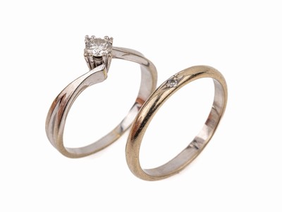 Konvolut 2 18 kt Gold Brillant-Ringe, WG 750/000, 1 x 1 Brillant ca. 0.25 ct Weiß/p,pers. Inschrift, 1 x Bandring mit Imitation, ca. 6.3 g, RW 59