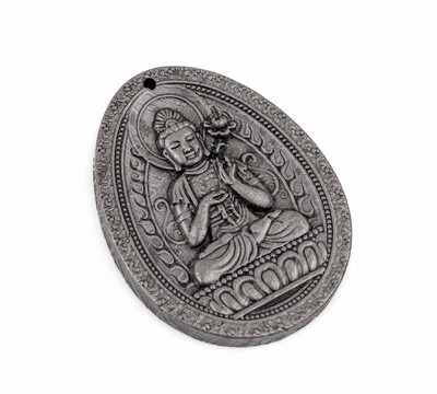 Anhänger mit filigran geschnitztem Sakyamuni auf ovaler Aletai Eisen-Meteorit- Scheibe, Xinjiang China um 1898, erhabener Buddha, welcher eine ...