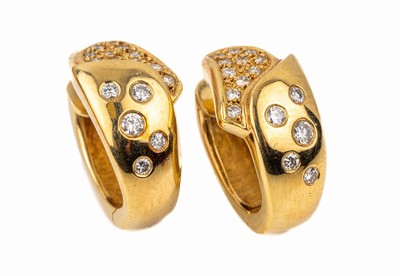 14 kt Gold Brillant-Ohrcreolen, GG 585/000,schlichte Gestaltung, 32 Brillanten zus. ca. 0.45 ct Weiß/si-p, Klappscharnier, ca. 7.3 g