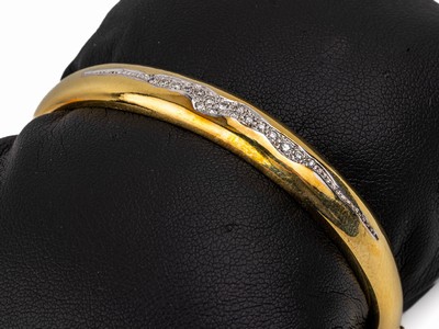 14 kt Gold Brillant-Armreif, GG 585/000, schlichte Gestaltung, 17 Brillanten in rhod. Fassungen zus. ca. 0.20 ct Weiß/si, ca. 5.8 x 5 cm, ...