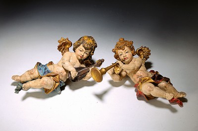 Paar Engel, süddeutsch, 19. Jh., Posaunenspieler und Lautenspieler, wohl Lindenholz geschnitzt, Farbabblätterungen, Gebrauchsspuren, H. ca. 35 cm, ...