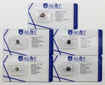 Konvolut 5 Saphire: 1 x Tropfenform, ca. 1.30 ct, intense orangy reddish pink; 1 x ovalfacett. 0.80 ct yellow/green/blue; 1 x rundfacett. ca. 1.63 ...