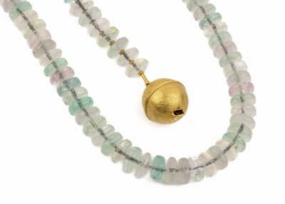 Beryll-Collier mit 18 kt Gold Schließe, GG 750/000, Linsen in blau und l. rose, gr. Kugelschließe, L. ca. 46 cm