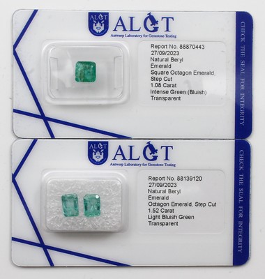 Konvolut 3 Smaragde: 1 x Smaragd-Pärchen im Emerald Cut zus. ca. 1.52 ct, light bluish green; 1 x rechteckiger Achteck-Treppenschliff ca. 1.08 ct ...