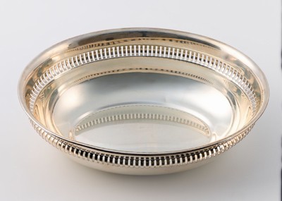 Anbietschale, 800er Silber, Italien, oval, hochgezogener Rand, part. durchbrochen gearbeitet, ca. 27 x 20.5 cm, ca. 416 g