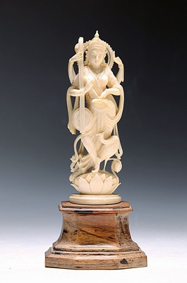 Skulptur der Sarasvati, Elfenbein, Thailand, dat. 1844, feine Schnitzerei, stehende Göttin der Weisheit und des Lernens, als Gattin des Brahma die ...