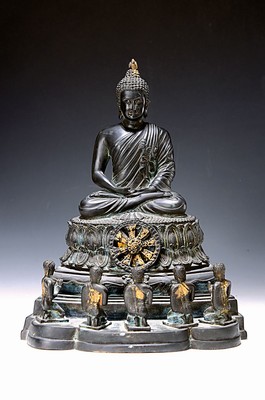 Buddha, Burma, 20.Jh., Bronze, im Dhyana Mudra im vollen Lotussitz auf einem hohen getreppten Lotusthron sitzend, darunter Rad der Lehre und fünf ...