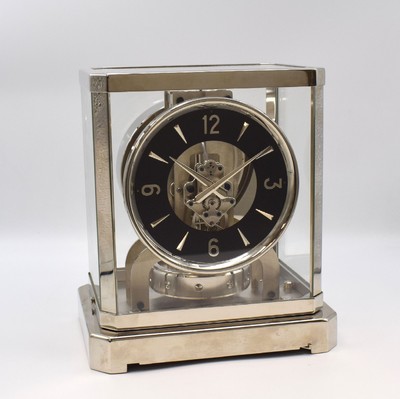 LeCoultre Drehpendeltischuhr Pendule Perpetuelle Serie Atmos, Schweiz um 1970, vernickeltes und 5-seitig verglastes Geh., schwarzes Zifferbl. mit ...