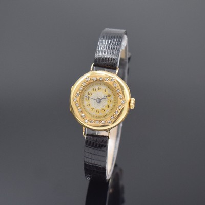 Frühe Damenarmbanduhr in GG 750/000, Schweiz um 1915, Handaufzug, Geh. u. Rückseite dell., Vorderseite m. Diamanten bes., Metallzifferbl. m. arab. ...