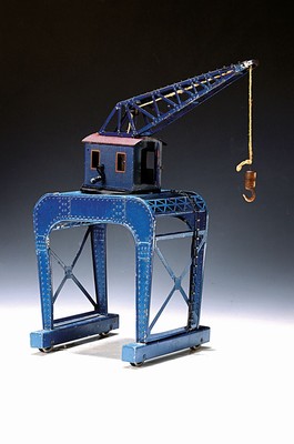 Portalkran, Märklin, Nr. 2583, Metall, mit zwei Kurbeln, Kette und Haken, Leiter zum Führerhaus, bespielt, H. ca. 39cm
