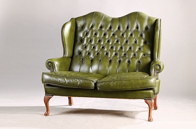 Zweisitzer Sofa, Chesterfield, England, grünes genopptes Leder, Chesterfield Etikett Nr. 4163, ca. 110 x 128 cm, Sh. ca. 48 cm, EZ 2