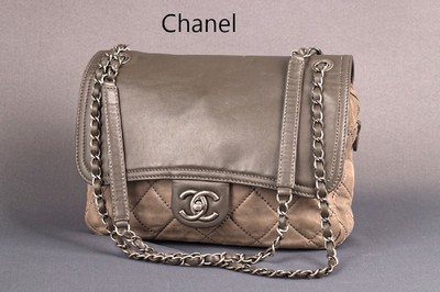 Chanel Handtasche "Flap Bag", graues Leder halbgesteppt, innen schwarzer Stoff, großes Innenfach mit kl. Reißverschlußfach, Umschlag ...
