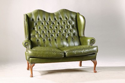 Zweisitzer Sofa, Chesterfield, England, grünes genopptes Leder, Chesterfield Etikett Nr. 4123, ca. 110 x 128 cm, Sh. ca. 48 cm, EZ 2