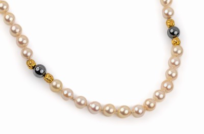 Zuchtperl-Collier, Perld. ca. 5.5-6.5 mm, Schließe und Zwischenglieder GG 585/000, abstrakte Gestaltung, grau Zwischenkugeln aus Hämatit, L. ca. ...