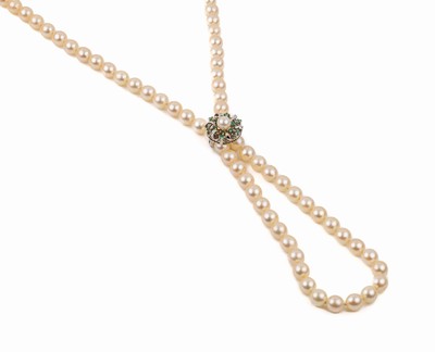 14 kt Gold Perlenkettenverkürzer, WG 585/000, 12 kl. rundfacett. Smaragde, mittig Zuchtperle, dazu endloses Zuchtperl-Collier, D. ca. 7-8.5 mm, L. ...