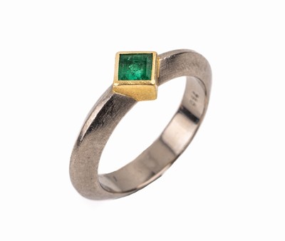 18 kt Gold Smaragd-Ring, WG/GG 750/000, in GG gefasster Smaragd-Karree, RW 56, ca. 7.3 g