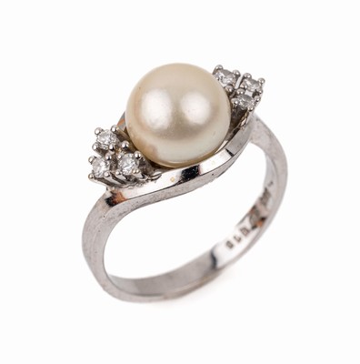 14 kt Gold Perl-Diamant-Ring, WG 585/000, mittig eine Zuchtperle D. ca. 9 mm, 6 Diamanten zus. ca. 0.15 ct (grav.), RW 55, ca. 5.9 g, Meistermarke ...