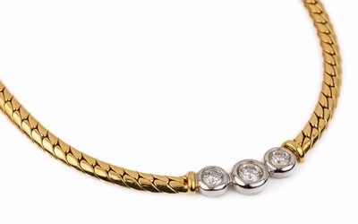 18 kt Gold Collier, GG/WG 750/000, 3 in WG gefasste Brillanten zus. ca. 0.85 ct Weiß/si, L. ca. 44 cm, ca. 33.6 g, Kastenschloss mit Sicherheitsacht