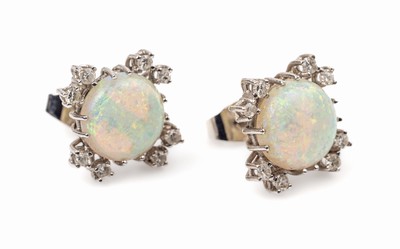 Paar 14 kt Gold Opal-Diamant-Ohrstecker, WG 585/000, 2 runde Opal-Cabochons zus. ca. 2.0 ct rot-blaues Farbspiel, 16 8/8-Diamanten zus. ca. 0.25 ct ...