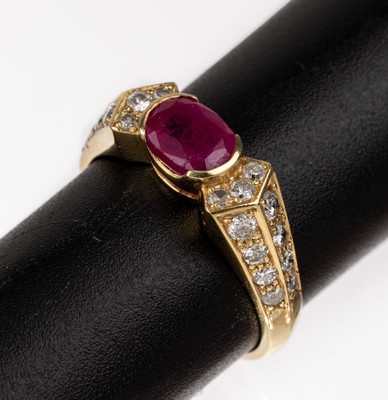 14 kt Gold Rubin-Brillant-Ring, GG 585/000,ovalfacett. Rubin ca. 0.50 ct, 22 Brillanten zus. ca. 0.35 ct feines Weiß- Weiß/lr-si, RW 52, ca. 3.1 g